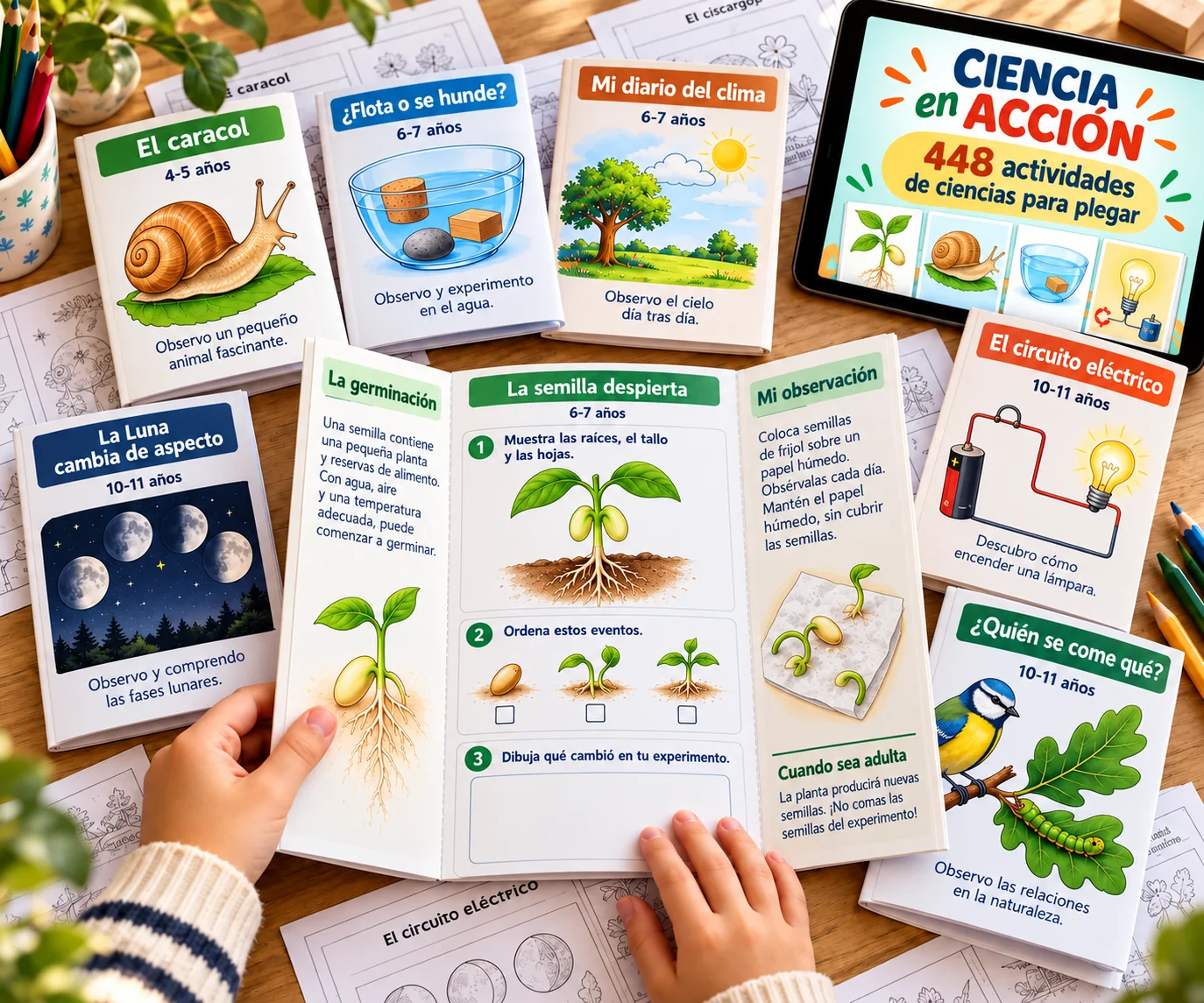 Fichas de ciencias de Ciencia en Acción, dobladas y desplegadas, junto a una tableta que muestra la colección.